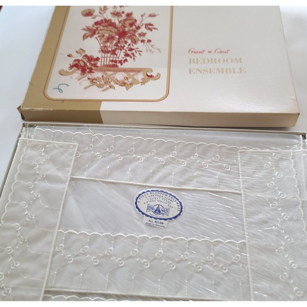Vintage Grant Crest 5 Piece Bedroom Ensemble Dresser Scarf Doily Set New/Sealed